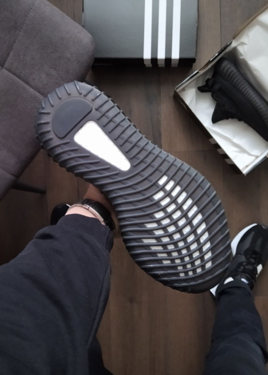 Чорні кросівки Adidas Yeezy Boost 350 Black