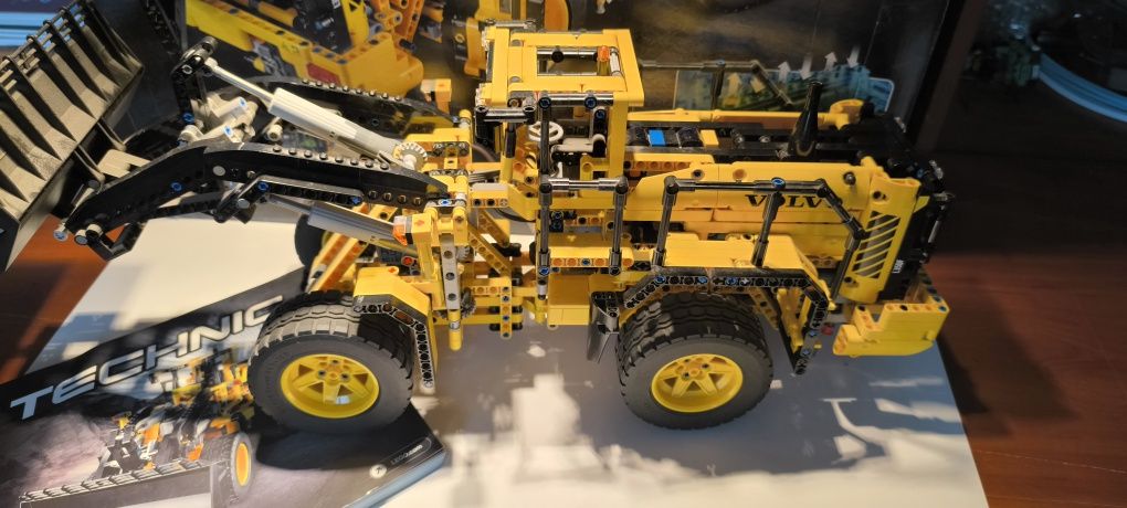 Klocki LEGO 42030 Ładowarka  Volvo