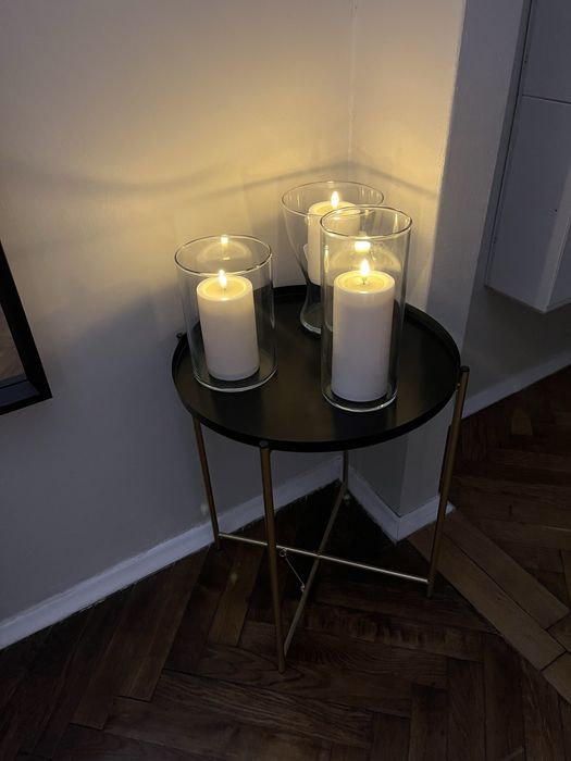 Stolik kawowy ze złotymi nogami Sinsay