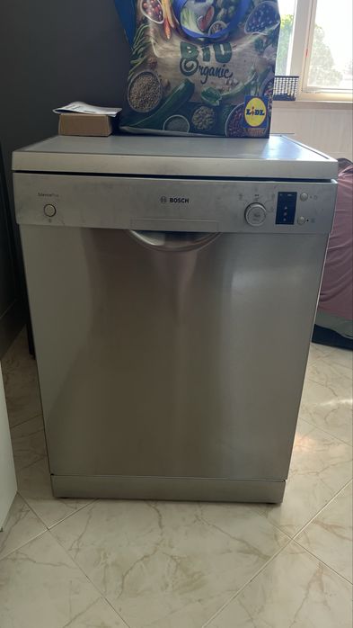 Máquina de lavar loiça Bosch SilencePlus inox – 60 cm (a funcionar)