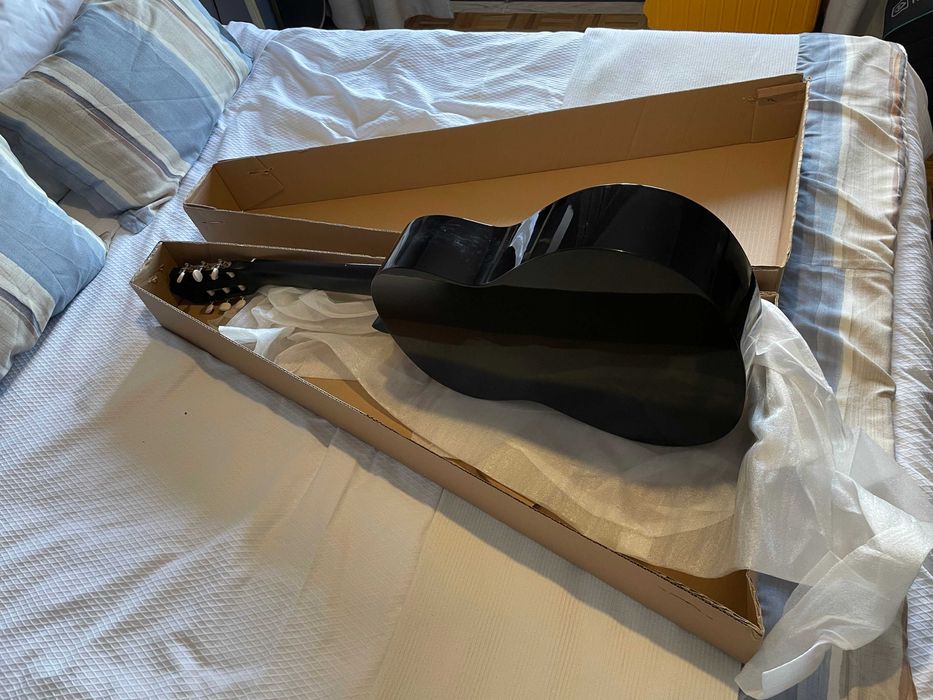 Guitarra Clássica Yamaha C-40 Preta – Como Nova + Com Caixa Original