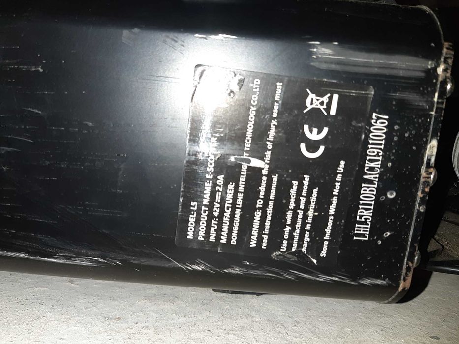 Hulajnoga elektryczna Techlife L5, z siodełkiem i światłami.