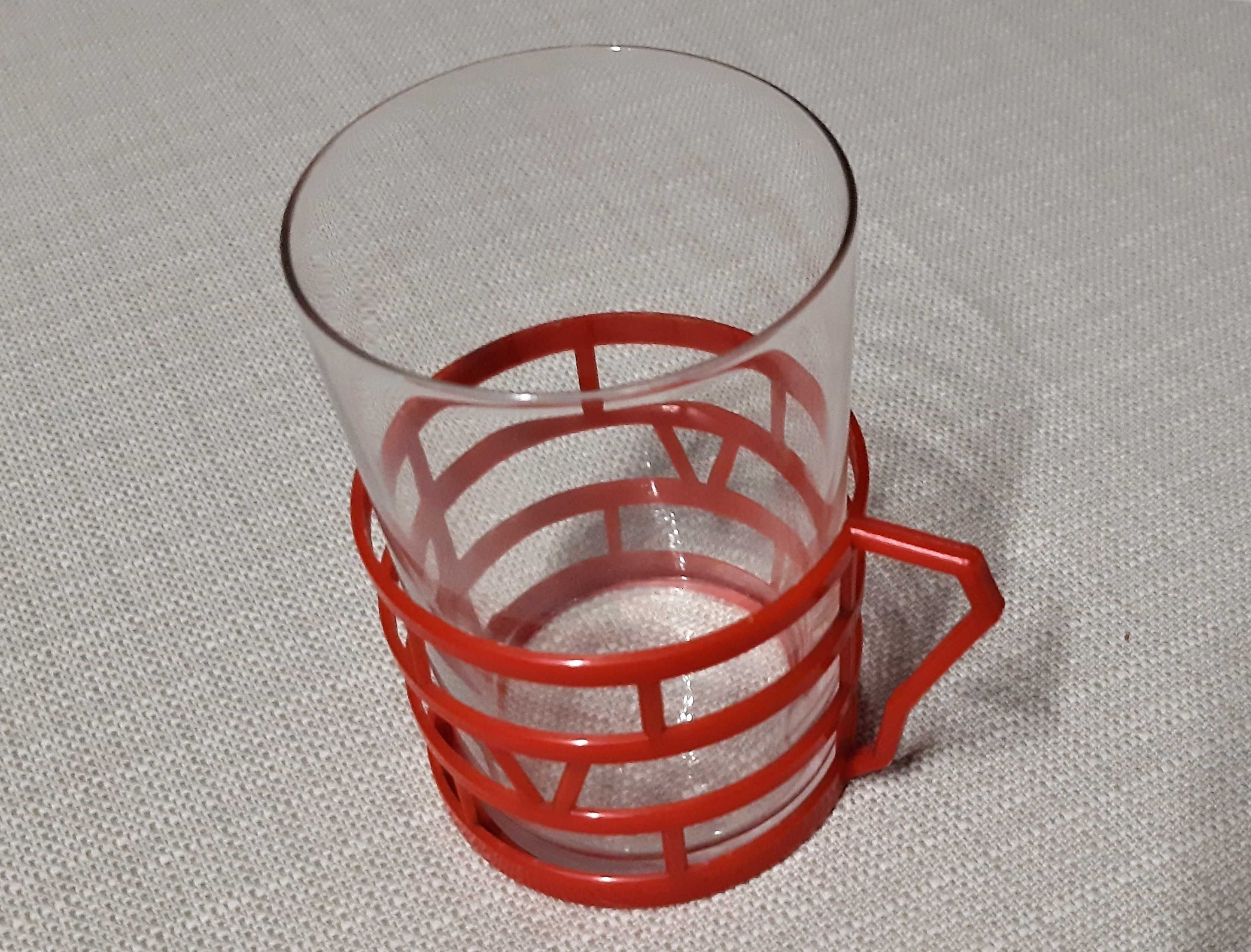 Nowa szklanka do herbaty w plastikowym koszyczku z epoki PRL