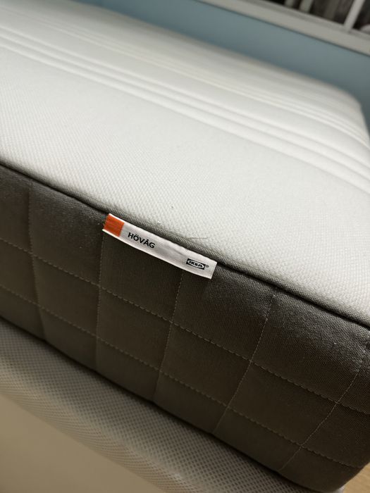 Cama branco com arrumação com Colchão