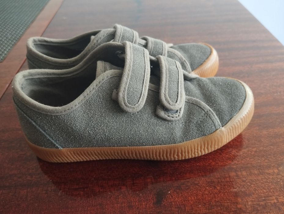 Tênis com velcro cinza
