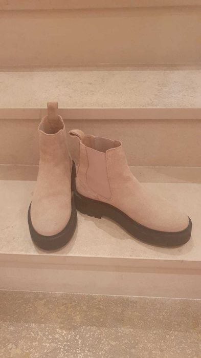 Чоботи Челсі & Others Stories