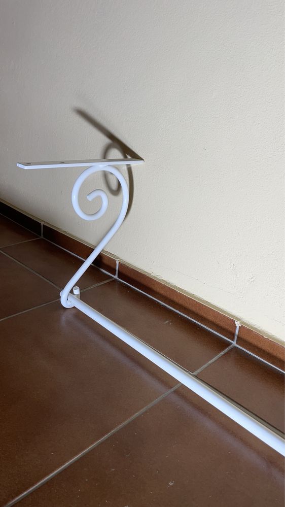 Varões metálicos para loja
