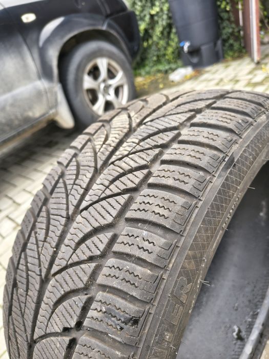 Używane (1 sezon) opony zimowe paxaro 225/40 R18 92V
