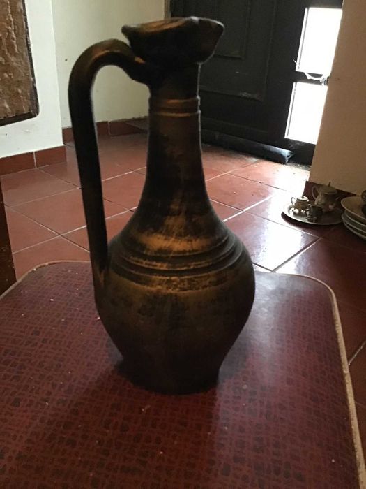 peca decorativa castanho dourado tipo jarro de agua