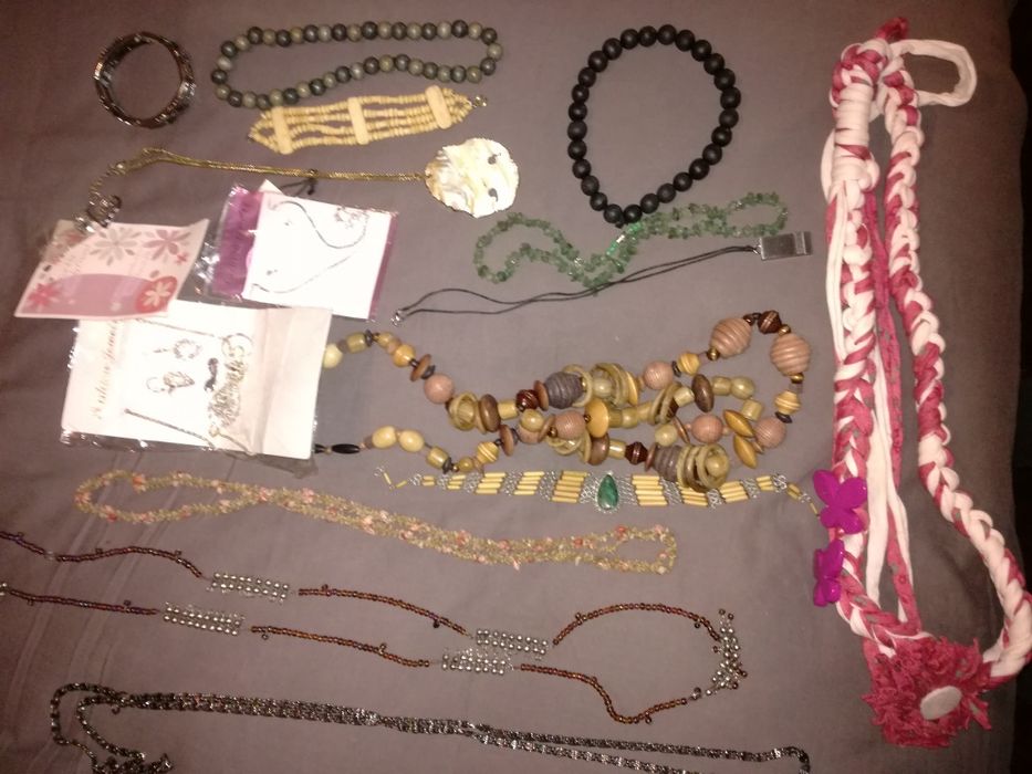 Colares e pulseiras novos