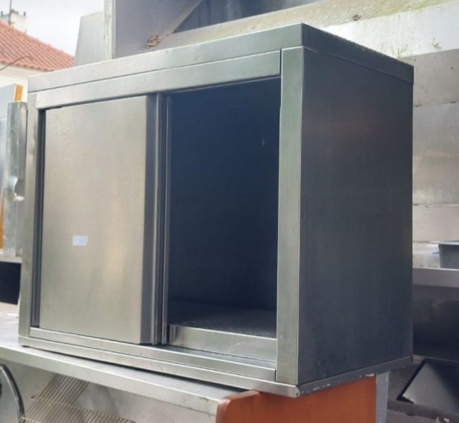 Armarios murais em aço inox UDADOS  com portas de correr e prateleira