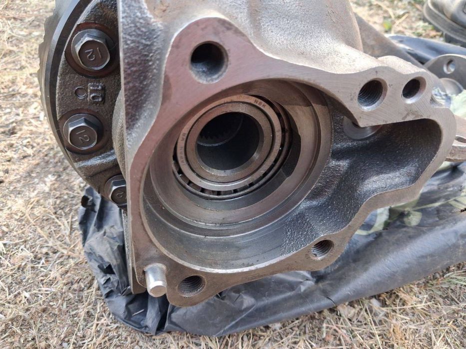 Распродаж: двері буса, шини R16C, диски, лебідка