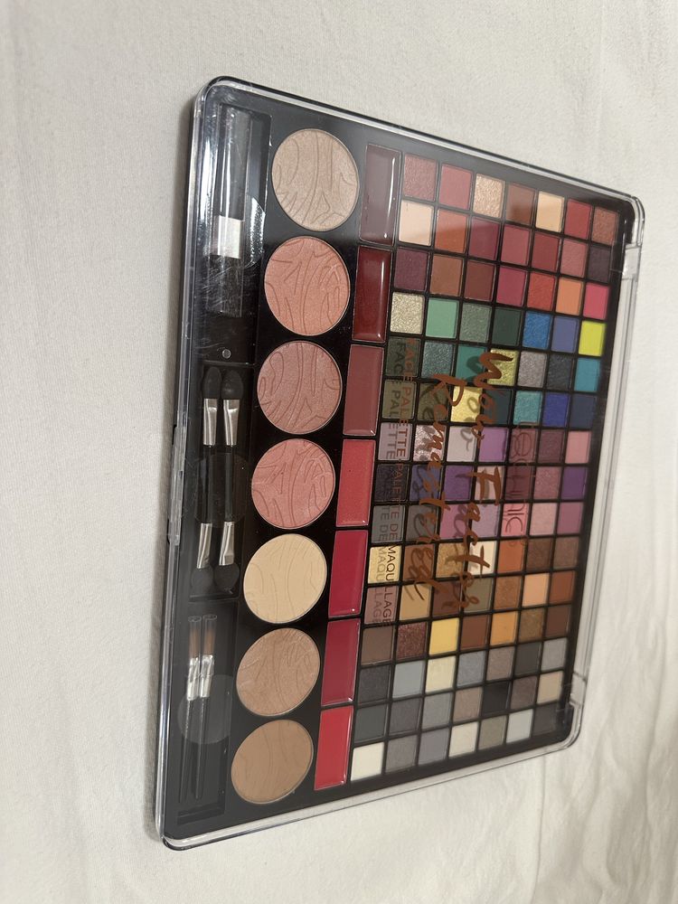 Paleta make up …………….