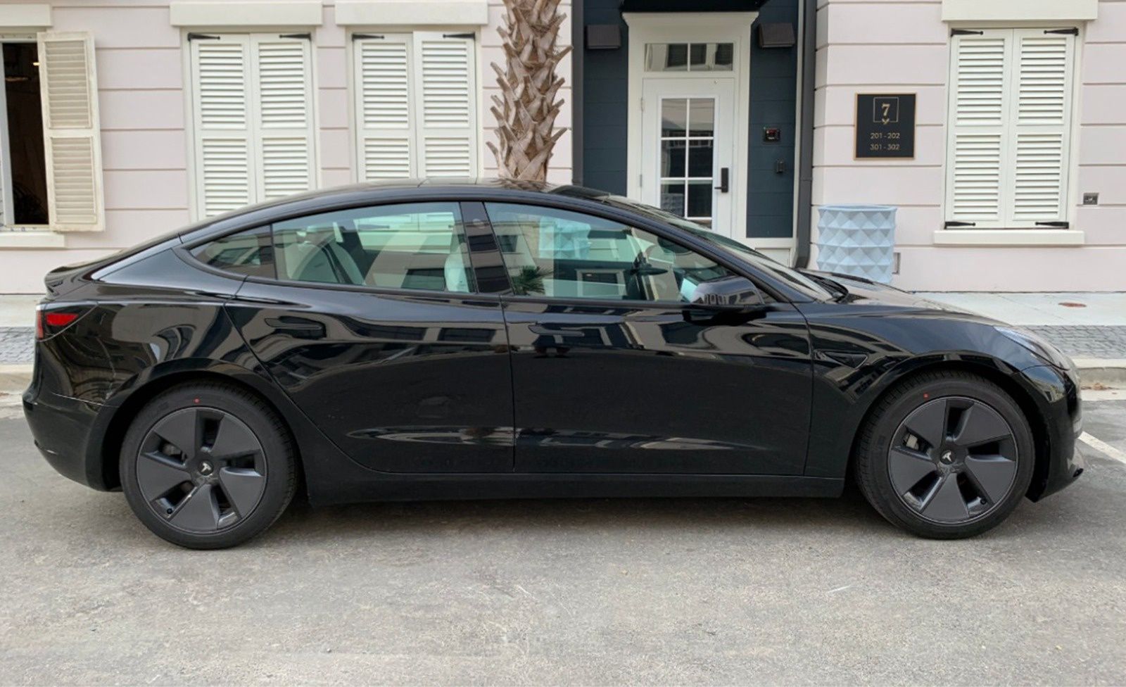 Оренда Tesla M3 AWD (повний привід) 500 км ходу