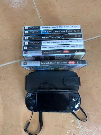 PlayStation Portable com bolsa e jogos