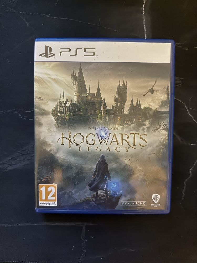 Vendo ps5 com 2 comandos e 3 jogos e ums conta psn com 2 jogos