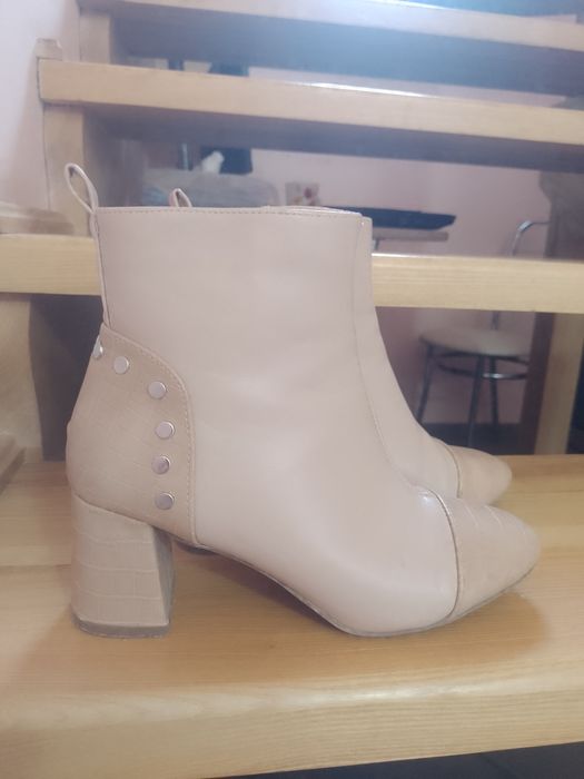 Бежеві ботинки, черевики