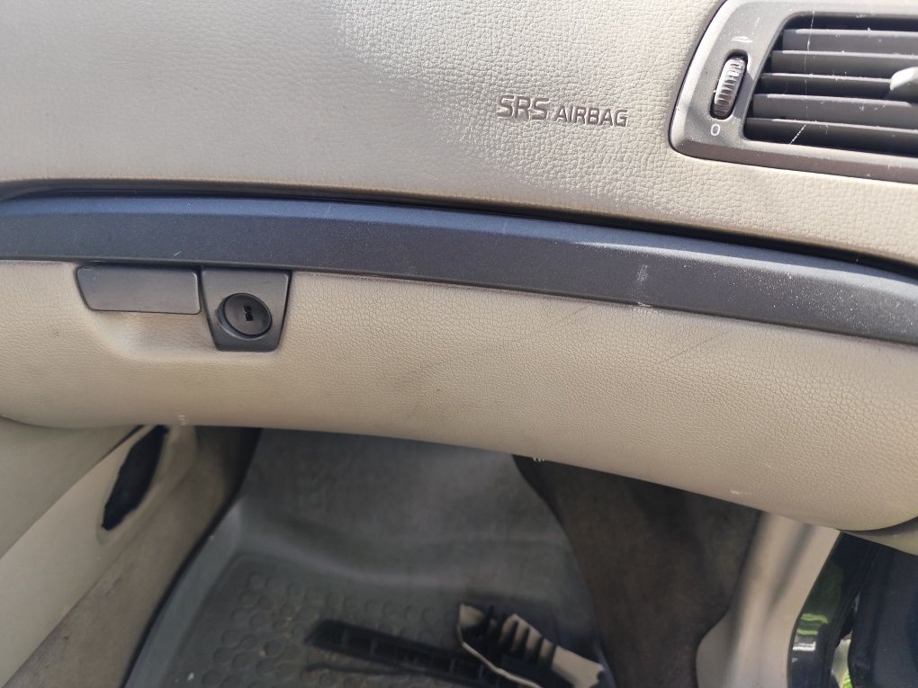 Volvo V70 II jasna tapicerka bezowe wnętrze kokpit schowek osłona