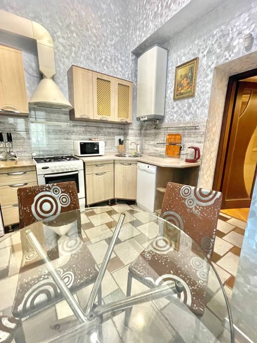 Подобова оренда квартири. Центр. ЦУМ. Пушкінська 9. Метро Театральна