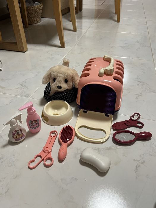 Cão de brinquedo, casota e conjunto de higiene