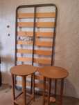 Estrado de cama + mesas + quadro de cortiça