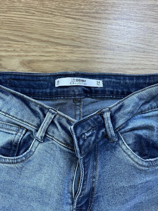 Calças de ganga azul clara com uma aplicação da Lefties