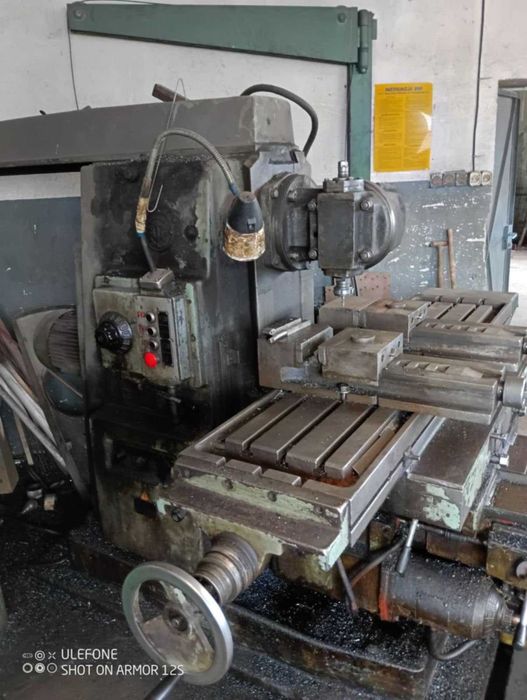 Frezarka uniwersalna 6P83