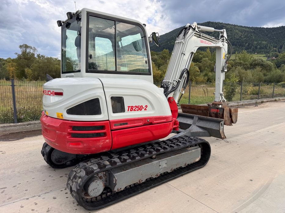 Takeuchi TB 250-2  Takeuchi TB 250-2 Powertilt