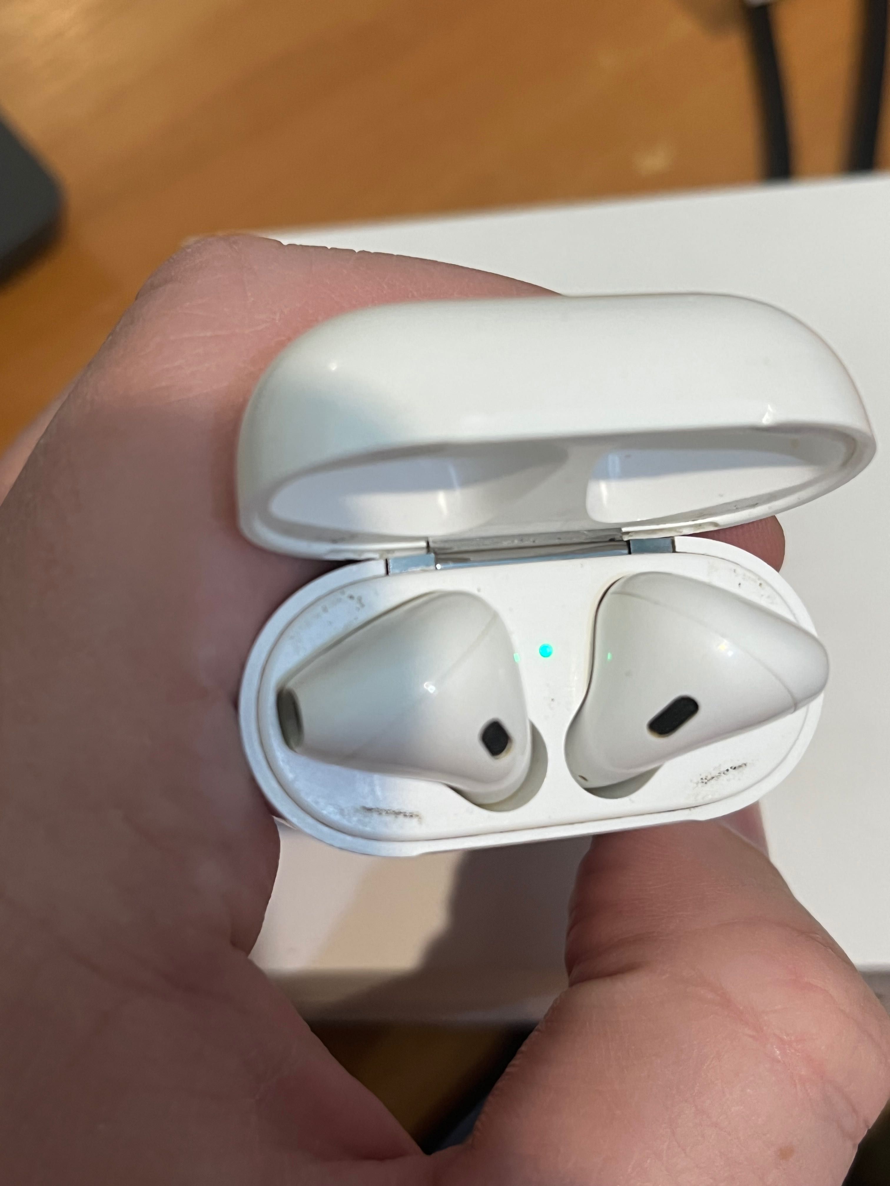Продам Apple AirPods 2