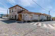 Moradia individual (335m²)com terreno (432m²) para recuperar, em Lavra