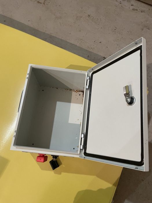 Корпуси під акумулятори  металеві з  ручками і клемами 400а