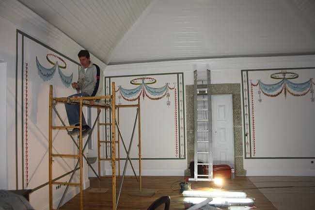 Pintura artística em parede.