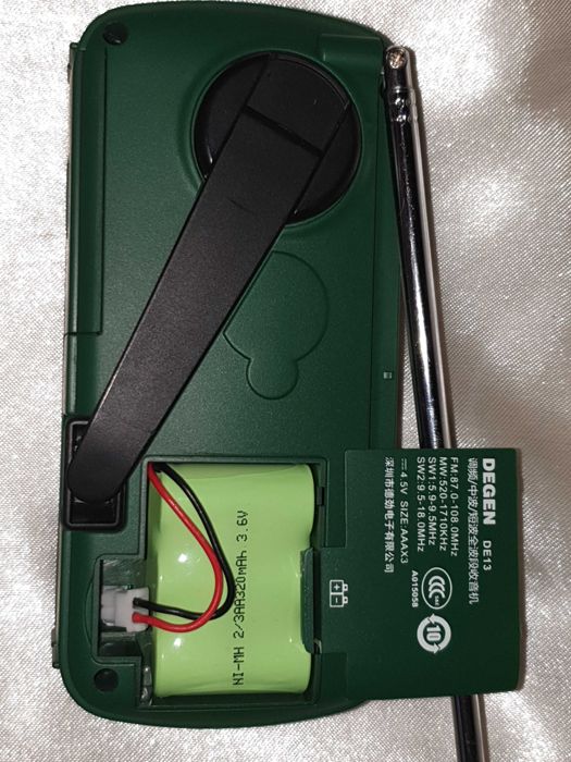 Rádio de Emergência c/ Manivela Manual, Painel Solar, Lanterna, Alarme