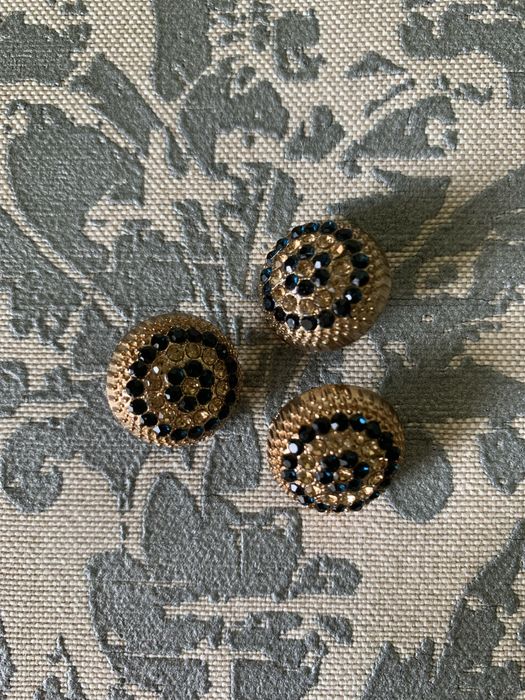 Ozdobne guziki z kamieniami.