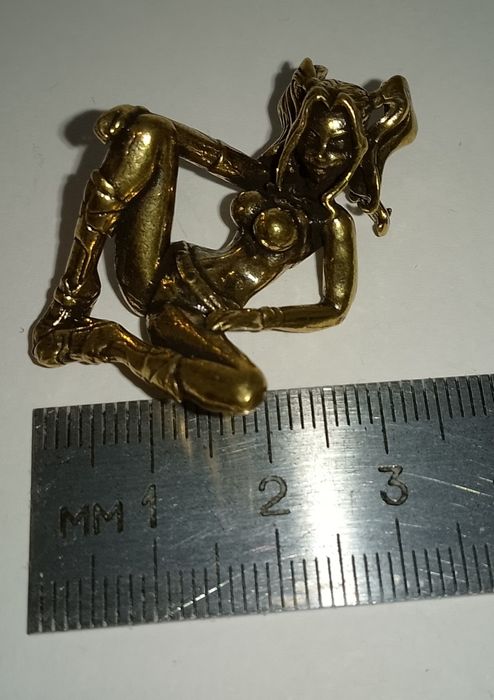 Дівчина статуетка мініатюра напівлежача латунь 50мм