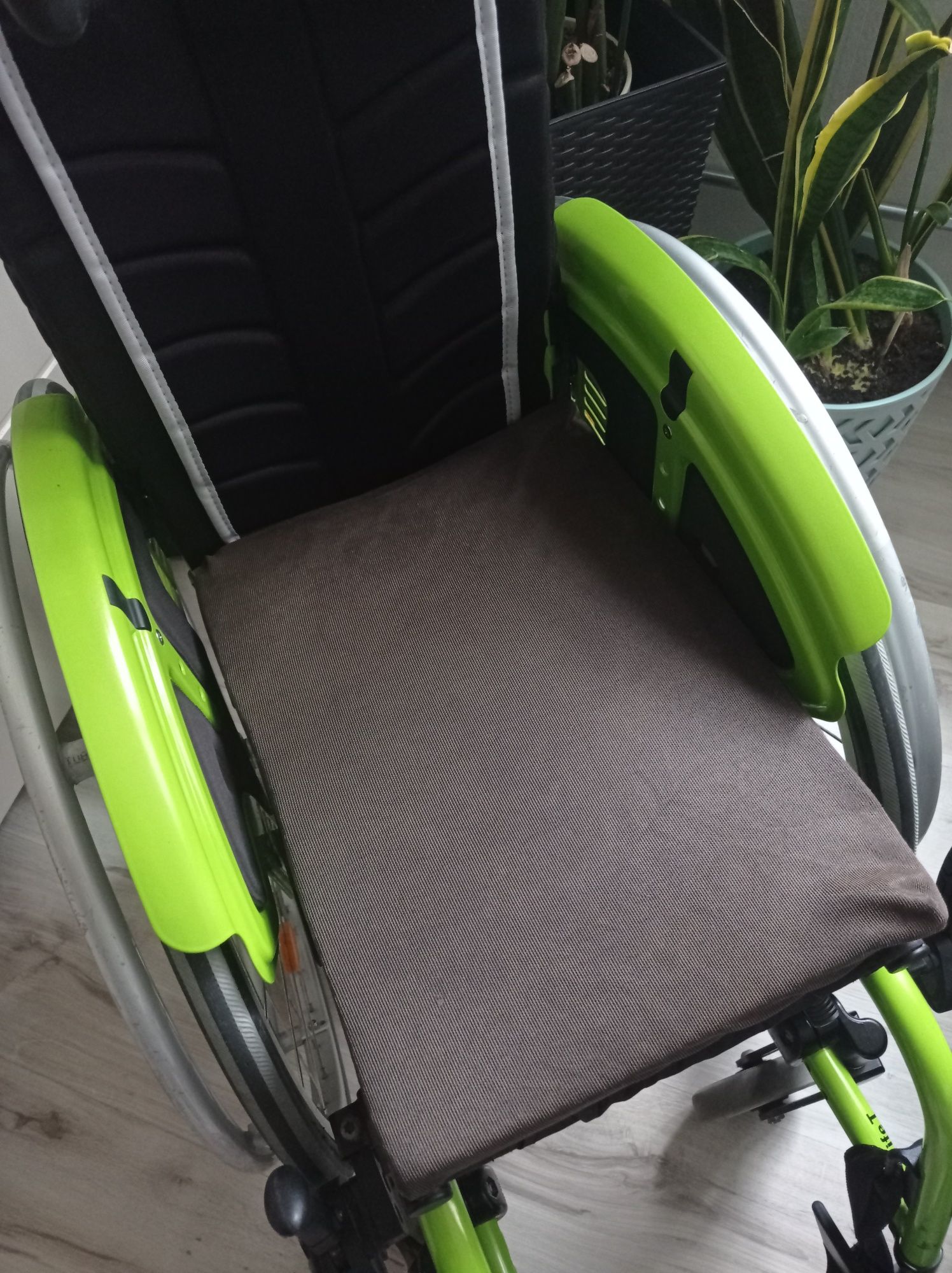 Wózek inwalidzki dla dziecka osoby niepełnosprawnej zielony