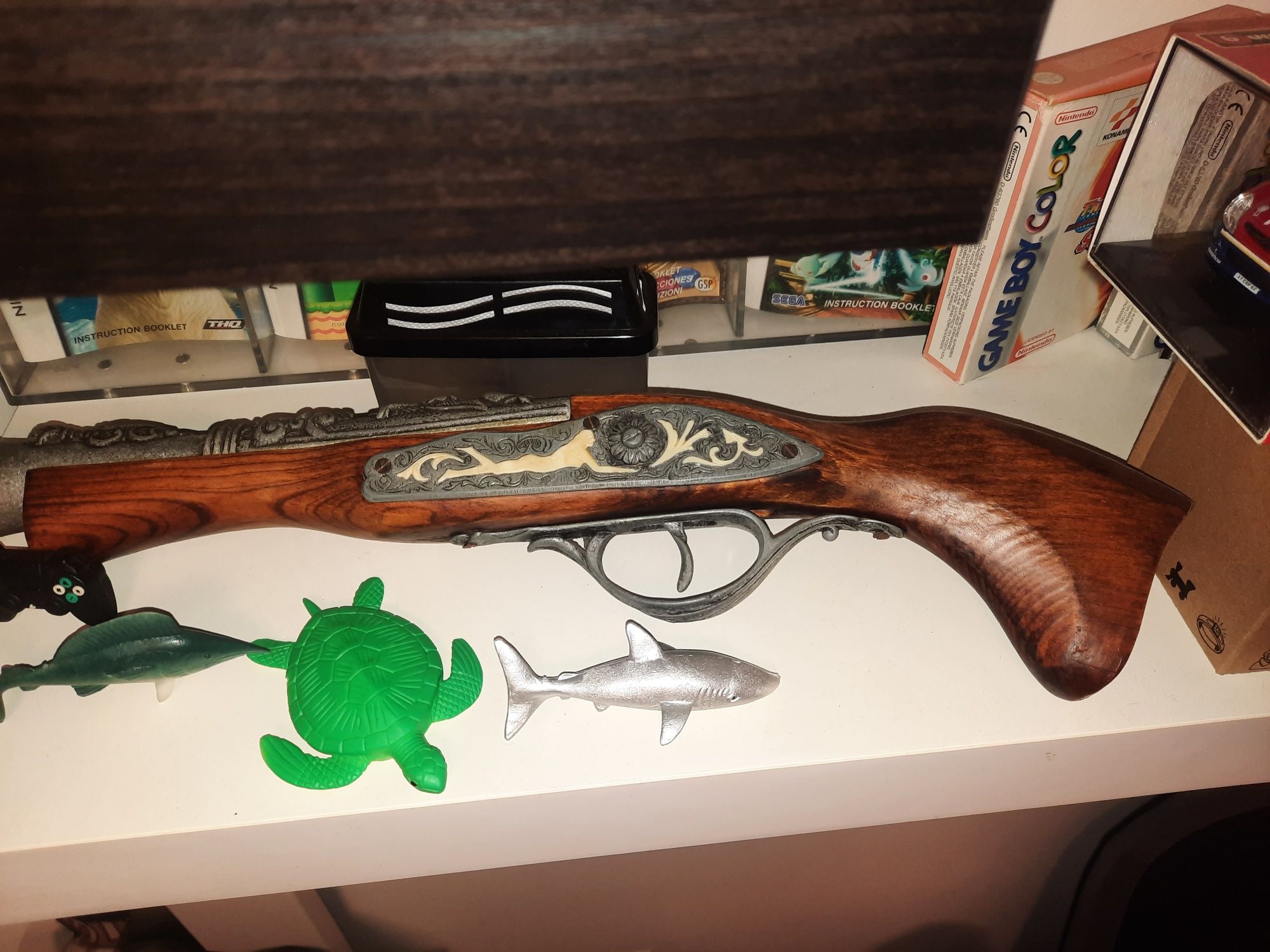 Réplica arma madeira antiga + 2 isqueiros