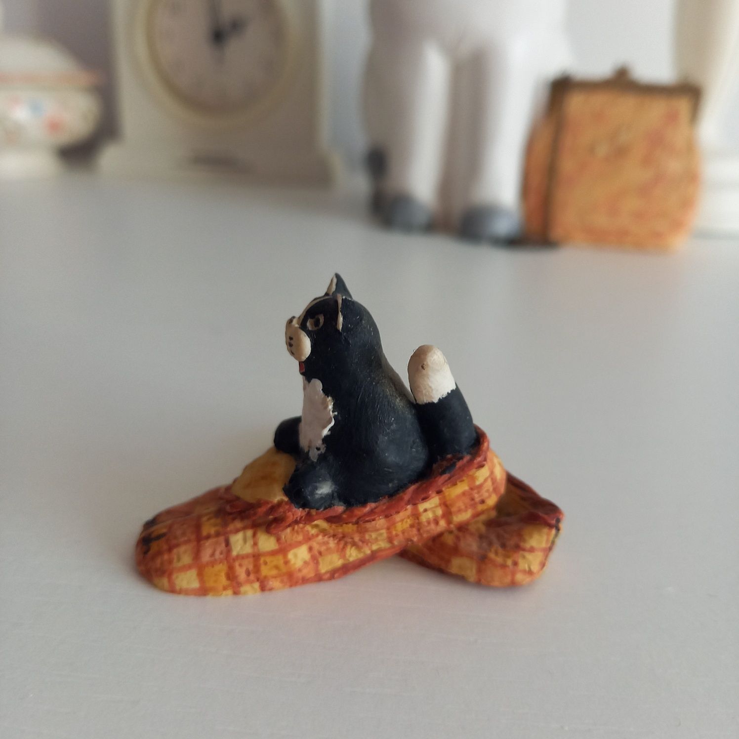 Urocza figurka ceramiczna vintage kot w butach biało-czarny kotek