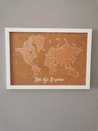 Korkowa mapa świata z pinezkami w ramce