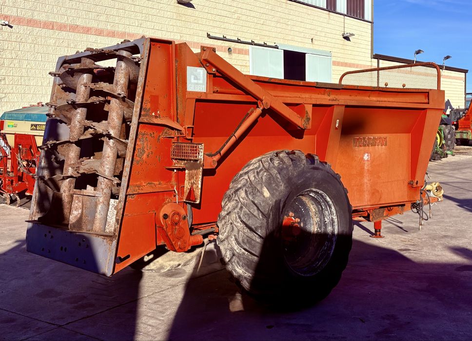 reboque espalhador de estrume