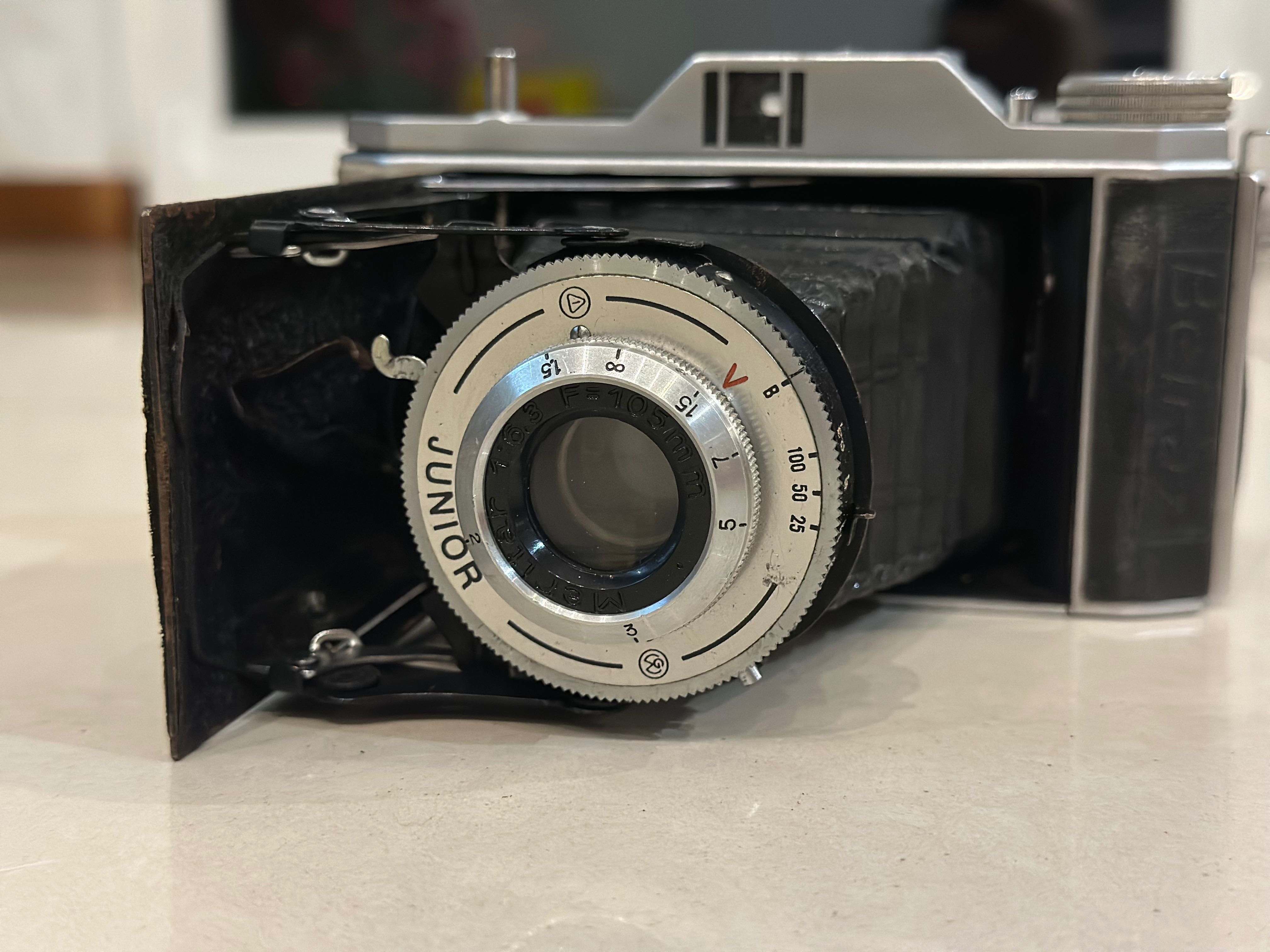 aparatu typu składak (folder camera) oznaczonego jako JUNIOR