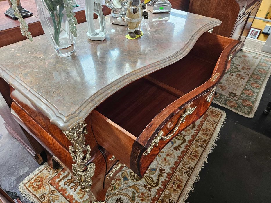 Imponente cómoda antiga estilo Luis XV - Restaurada