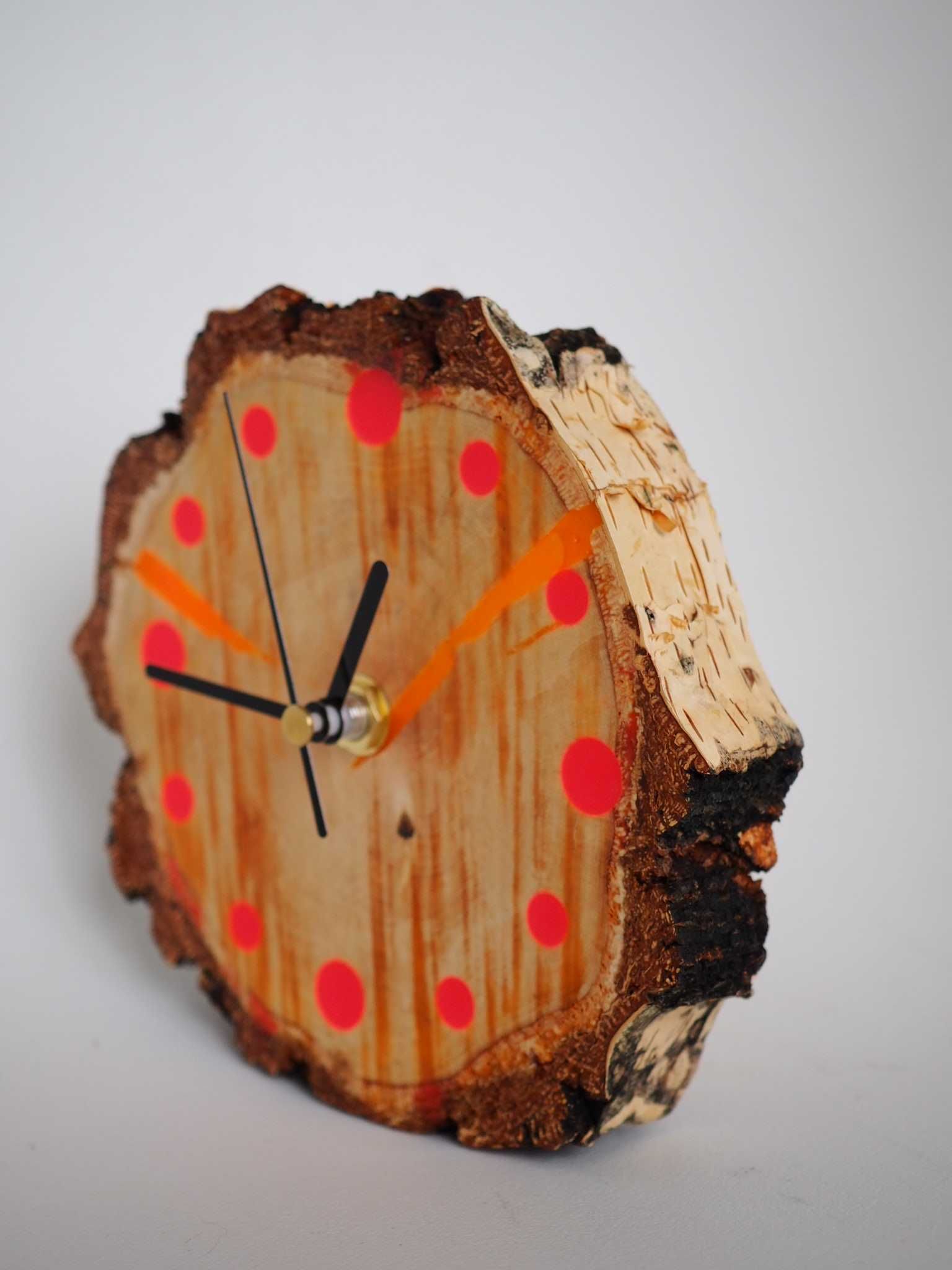 Zegar biurkowy z plastra drewna