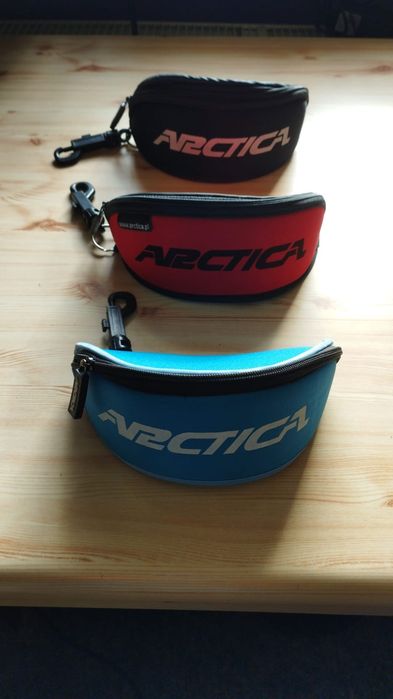 Pokrowce etui na okulary Arctica nowe z przywieszka