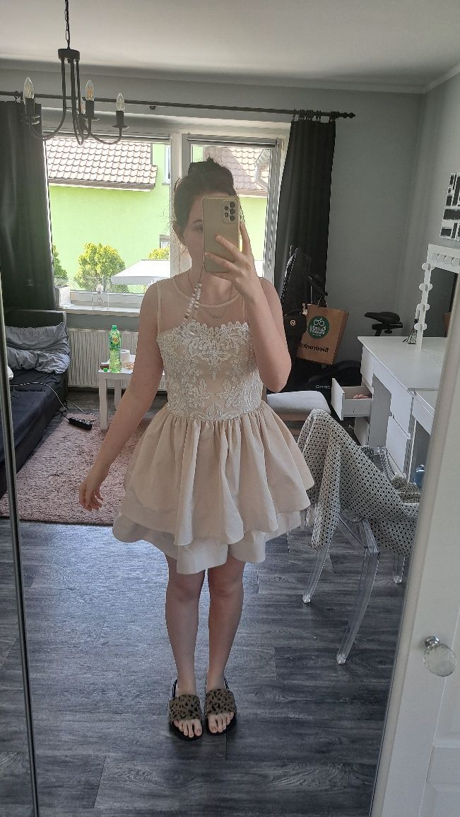 Balowa sukienka bezowa