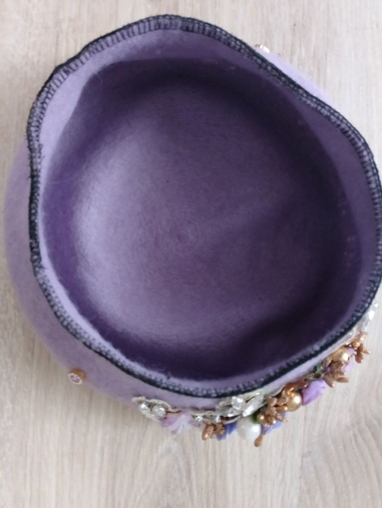 Elegancki fioletowy beret z ozdoba w kwiaty, kamieniami i perlami