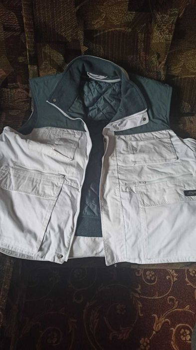 Куртка без рукавів