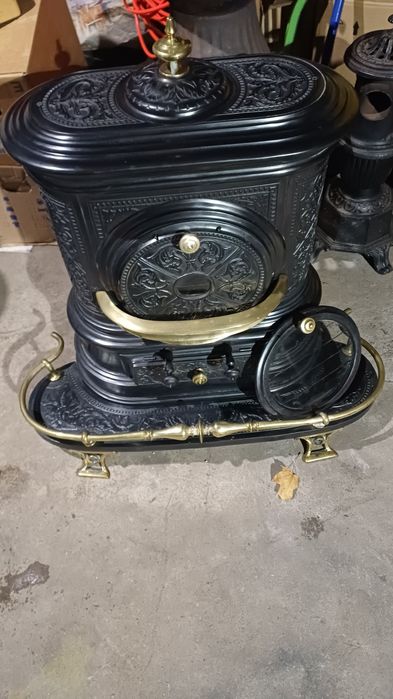 Piękny kominek żeliwny