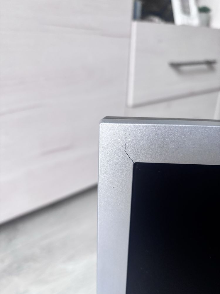 Monitor Benq z okablowaniem