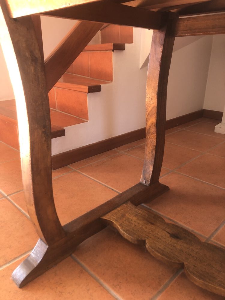 Mesa antiga feita a mao